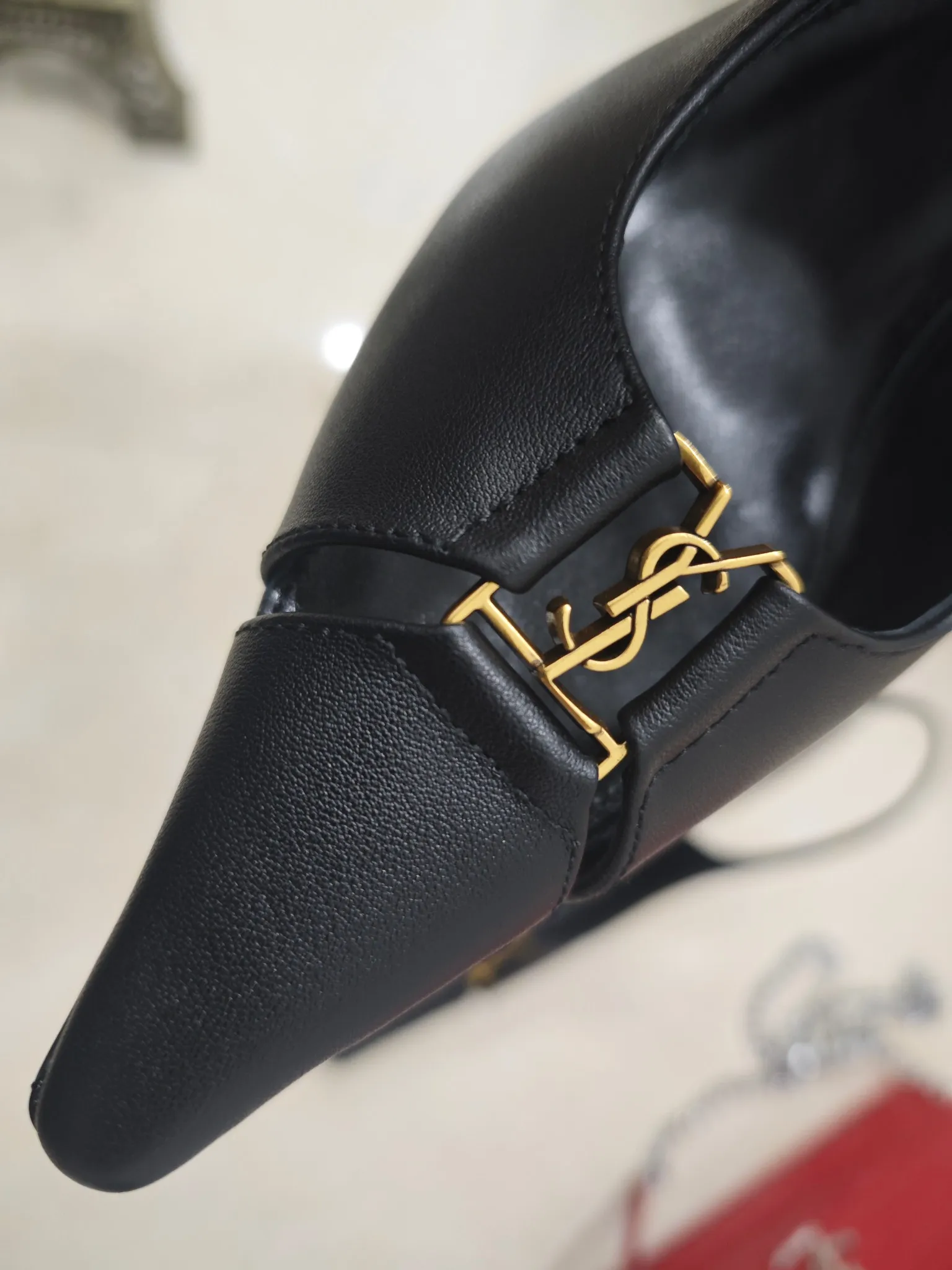 👟👟Ex-factory price 540👟👟 【Saint Laurent】Yves Saint Laurent, high-heeled YSL high heels💃2025 early spring counter synchronizes the latest styles, YSL, decoration👣 Classic and high-quality glamorous masterpieces, the hottest autumn and winter series in the counter, with temperament, fashion, classic and attractive design style 😌The effect on the feet is particularly beautiful〰️, the materials are imported from Italy 🇮🇹 calf, imported black sheepskin, lining, and foot pads; sheepskin, stiletto high heels, size 35-41 (34.41.42 must be customized, non-refundable) outsole; imported genuine leather outsole, with full counter packaging